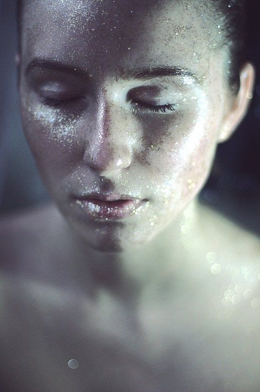 портрет, девушка, студия, блестки, макияж, модель Космосphoto preview