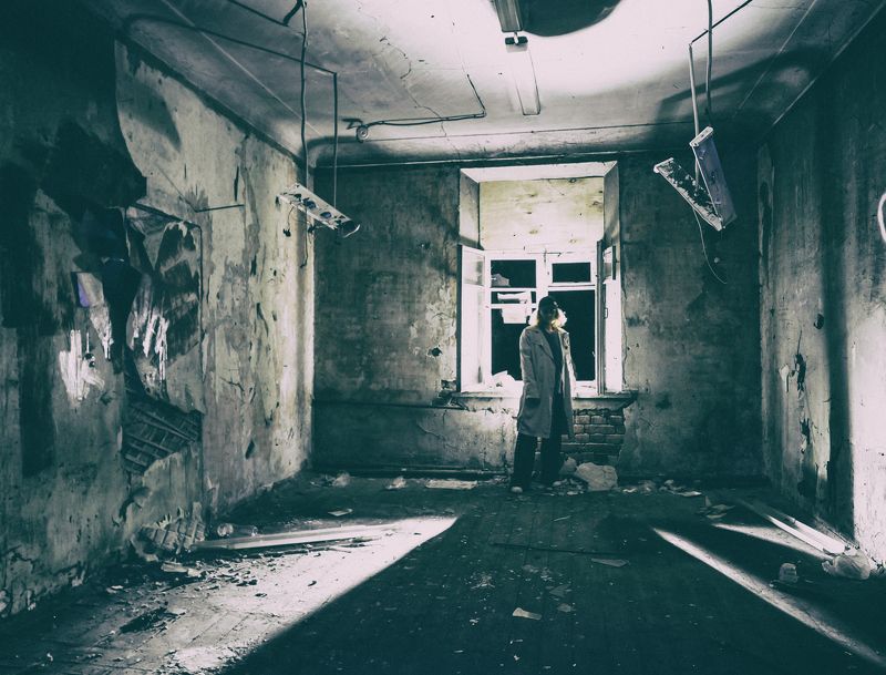 lightpainting, lightart, longexposure, nightphotography, light, night, portrait, abandoned Noir.photo preview