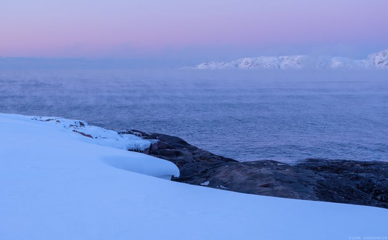 баренцево море,териберка,вечер,сумерки,волны,зима,крайний север,заполярный круг,пейзаж,россия,берег,закат,туман,пар,мороз,холод Угасающие краски заполярного вечераphoto preview
