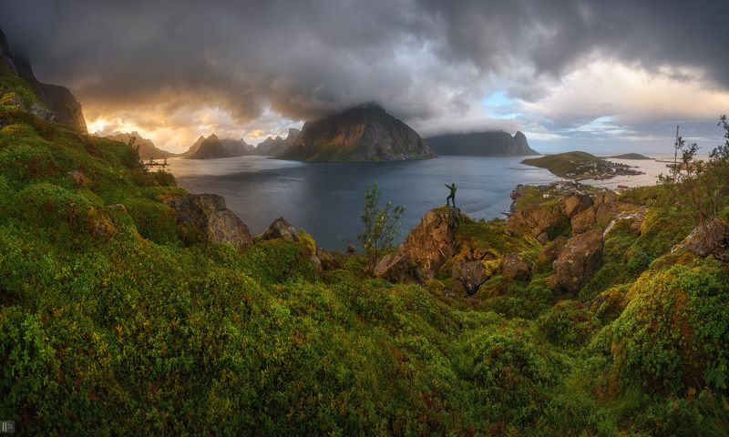 норвегия, norway, рейне, reine, фьорд, горы, закат, камни, мох, трава, кусты, небо, облака, человек, домики Идилия перед штормомphoto preview