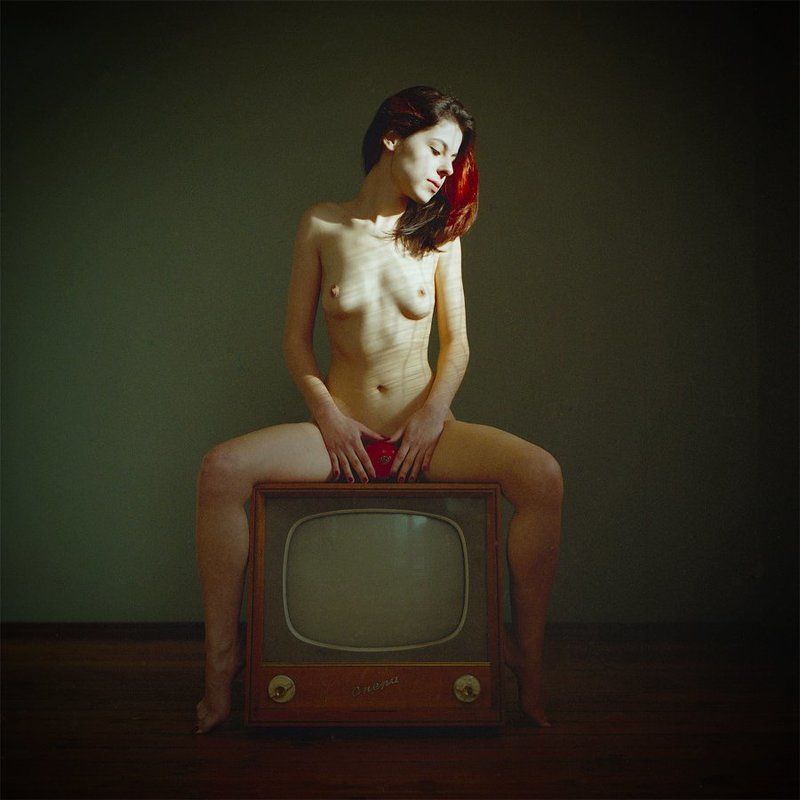 girl with a pomegranate фото превью