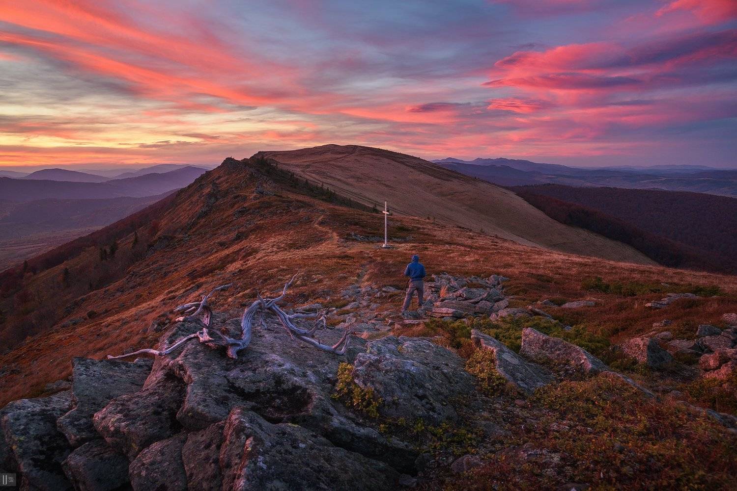 карпаты, горы, закат, перевал, русский путь, камни, ветка, трава, лес, облака, небо, крест, фотограф, человек, U-235