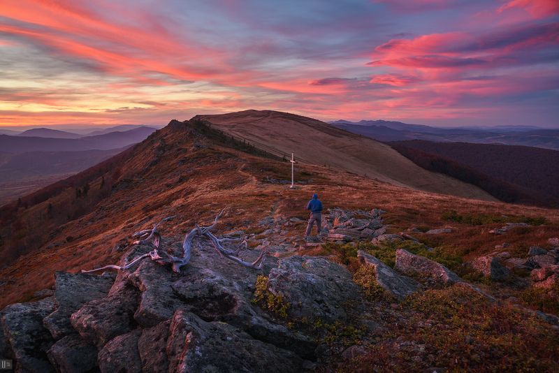 карпаты, горы, закат, перевал, русский путь, камни, ветка, трава, лес, облака, небо, крест, фотограф, человек На стыке верыphoto preview