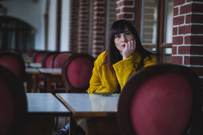 Портрет с красными стульямиphoto preview