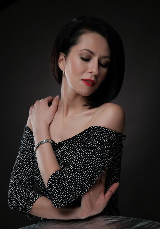 портрет девушка студия темный ключ горошек отражатель на темном Мыслиphoto preview