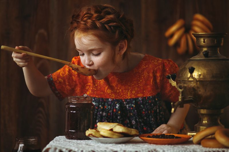 масленица варенье девочка Масленицаphoto preview