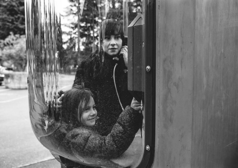 Телефон, будка, портрет, семья В телефонной будкеphoto preview