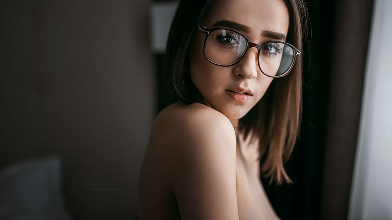 portrait,face,nood,look,naked,nude,eyes,model,woman,glass,indoor,hotel * * *photo preview