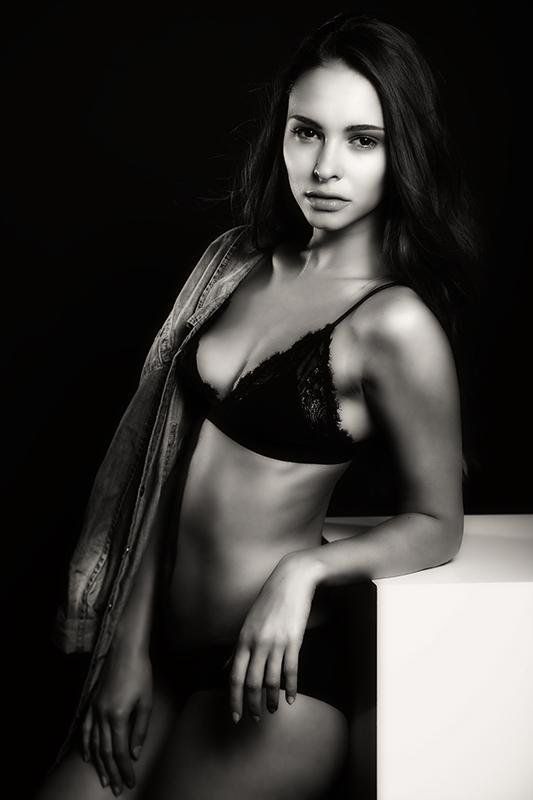 julia furdea simonezeffiro fine art fineart portrait lingerie studio shooting black and white Juliaphoto preview