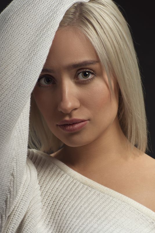 портрет, блондинка, студия Полинаphoto preview