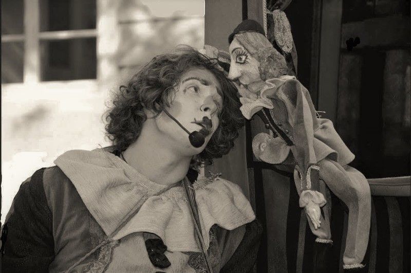 уличный театр, представление, репортаж, фестиваль, детский спектакль, жанр, эмоции Его Величество, Театр! 1 фото: Диалог со своим вторым Я. 2 фото: Сложно быть главным персонажем. 3 фото: Актеры - лучшие друзья. 4. Мальчишке дали побарабанить. 5 Люди и куклы.photo preview