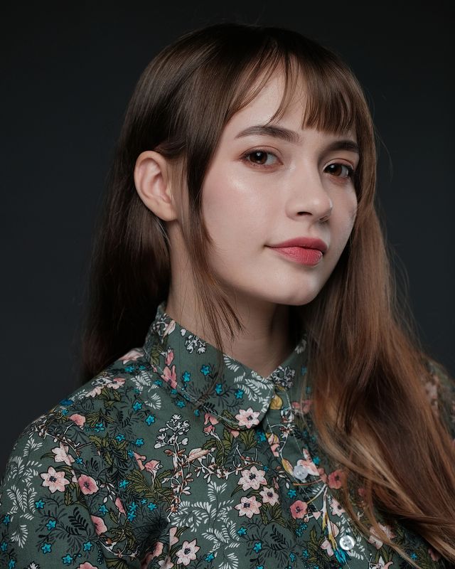 портрет домашняя студия свет вспышка отражатель блузка девушка лицо волосы текстурыphoto preview