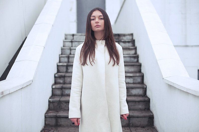девушка, юля, фото, портрет, белое, ступеньки, парожки, дворец, взгляд, пальто, улица, день Julia white фото превью