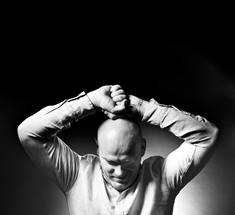 мужчина, голова, руки what can I do?photo preview