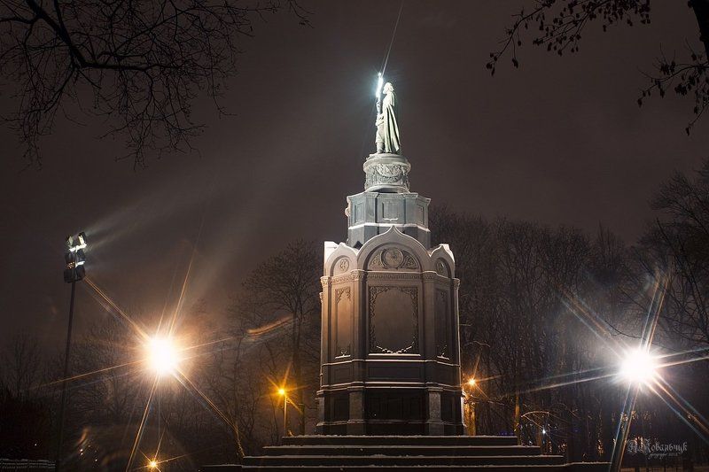 город, ночь, памятник, хрест photo preview