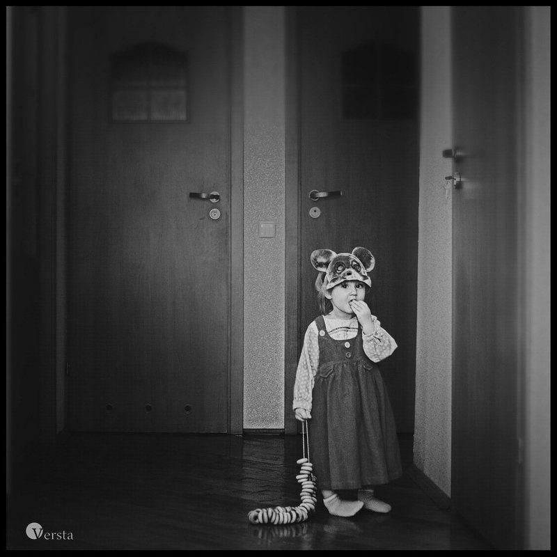 мышка, бублики, девочка, чб Мышка бублики укралаphoto preview