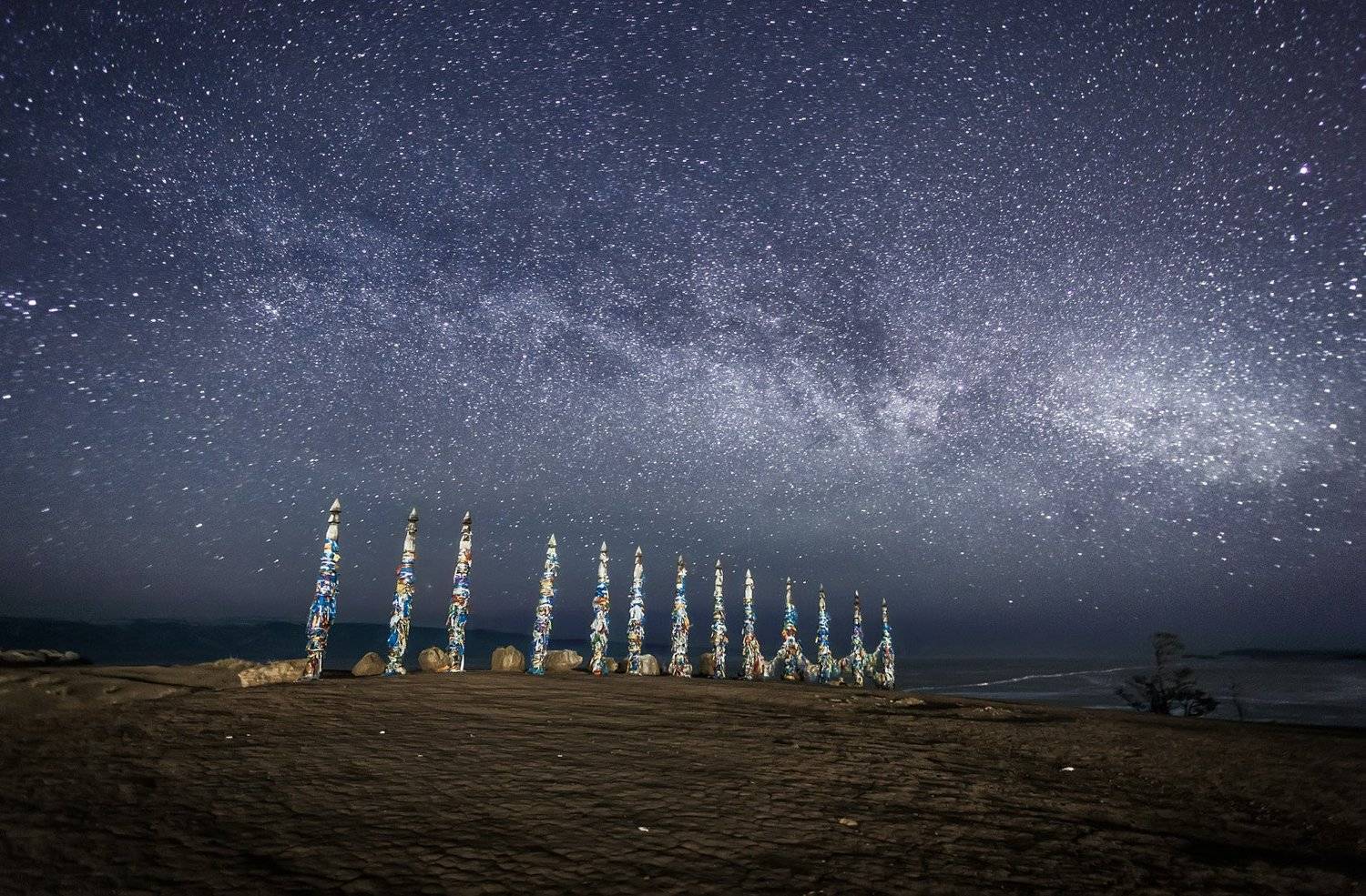 Сэргэ. Автор: Сергей Шабанов байкал, зима, снег, путешествие, ночь, звезды, звездное небо, млечный путь, культура, традиции, наследие, Сергей Шабанов