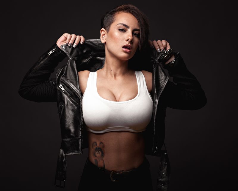 девушка, косуха, портрет, на черном фоне Сабринаphoto preview