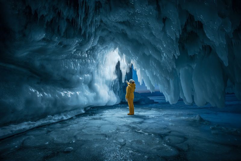байкал, зима, лед, снег, путешествие, пещера, сосульки, человек Проводникphoto preview