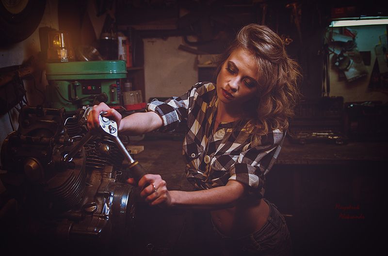 девушка,девушка модель,девушка в мастерской,девушка и мотоциклы слесарь шестого разрядаphoto preview