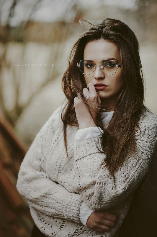 GIrl in brown tonephoto preview