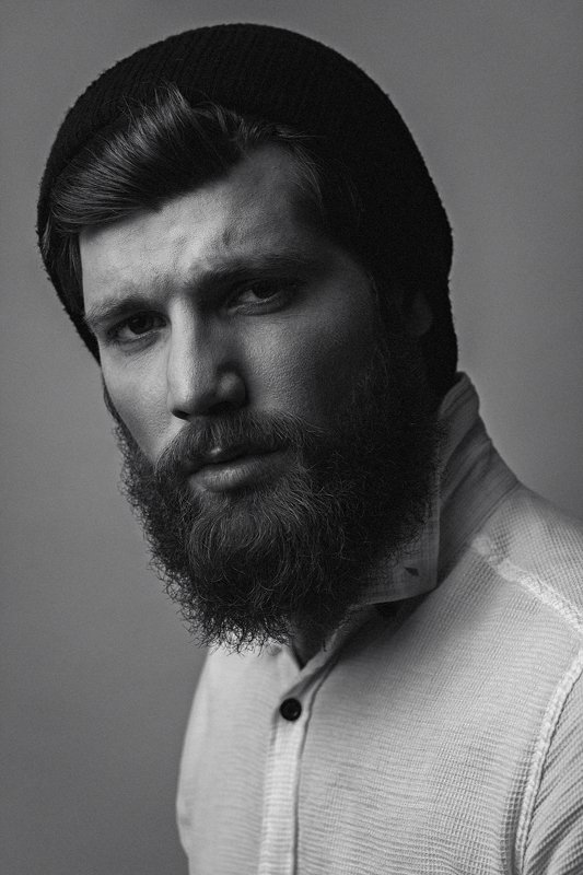 мужской портрет, чб, черно-белое, в шапке, борода Игорьphoto preview