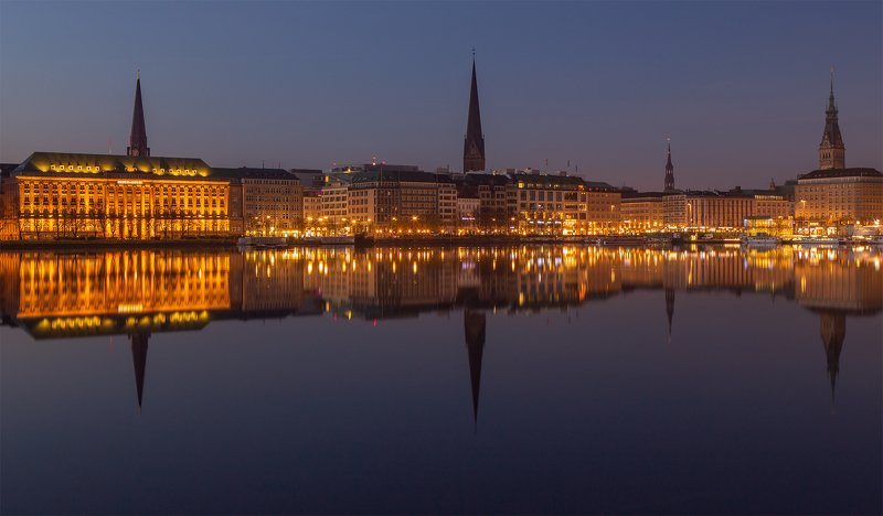 В отражении Альстераphoto preview