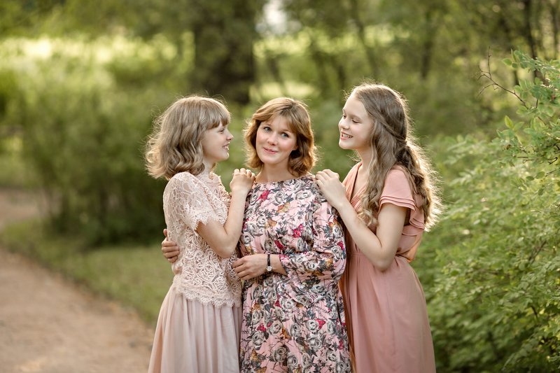 мама с дочкой, семейная фотосессия в парке Доченькиphoto preview