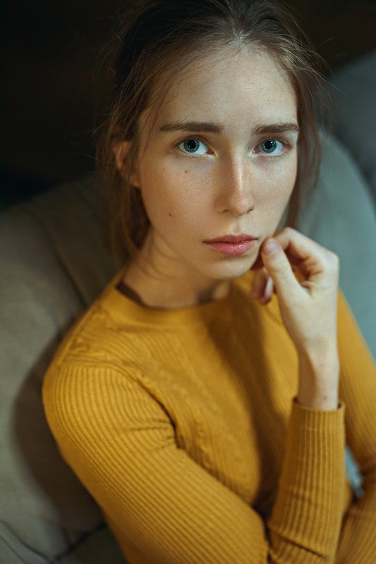 portrait, портрет, girl, indoor, yellow, studio, девушка, молодость, nowember, ламповый, retouch, ретушь, цвет, lamp, traces Irinaphoto preview