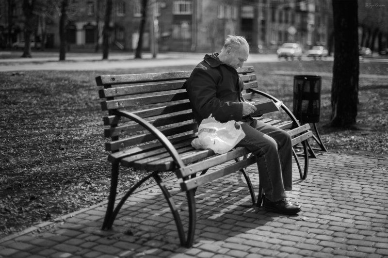 мужчина,жанр,улица,портрет,скамейка,книга Старый, добрый гаджет ...photo preview