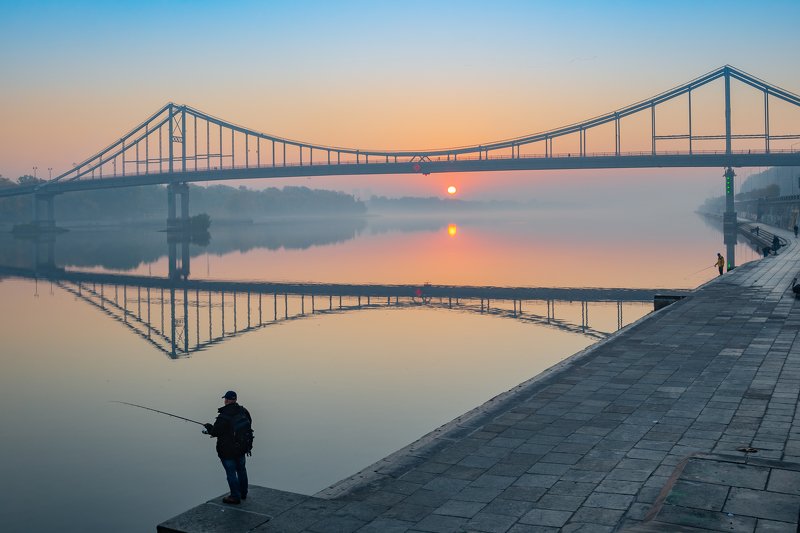 Пешеходный мост на рассветеphoto preview