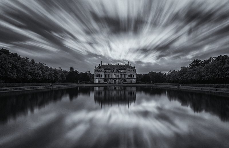 Palace in Grosser parkphoto preview