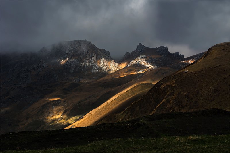 природа, пейзаж, горы, кавказ, природа россии, дикая природа, закат, свет, облака, вечер, весна, Сквозь мрачные небесаphoto preview