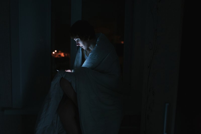 sigma, art, 24mm, portrait, портрет, девушка, окно, ночь, телефон, соцсеть Instagram фото превью