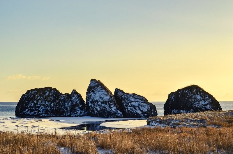 скалы Утро на берегу Тихого океанаphoto preview