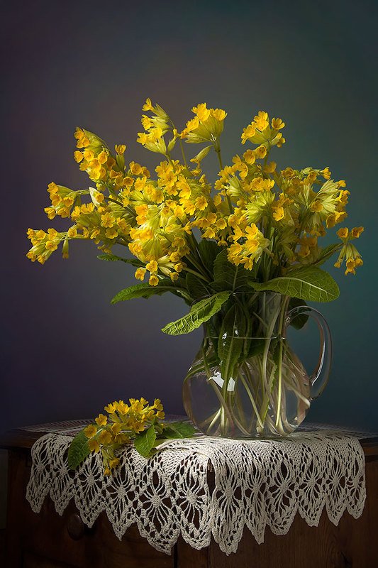 натюрморт с примулами,весенние цветы,букет,жёлтые,художественное фото,искусство. photo preview