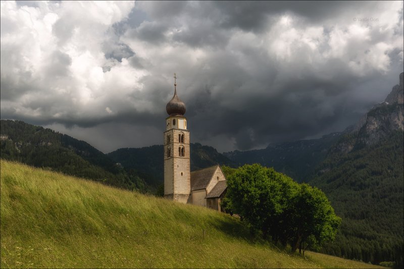 доломиты,италия,alps,церковь san valentino,alpe di siusi,italy,лето,dolomites,небо Скоро грянет буряphoto preview