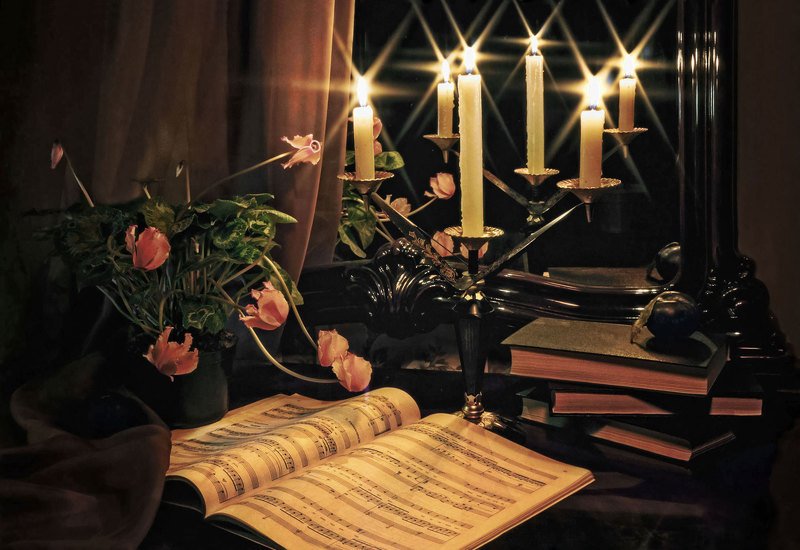 Натюрморт, подсвечник, свечи, ноты, книги, цветы, цикламен, слива, зеркало, отражение Ноктюрнphoto preview