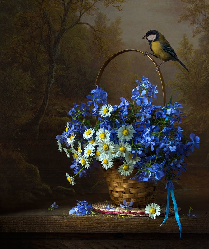 натюрморт с весенними флоксами и маргаритками,с синицей,цветы,букет,весна,художественное фото,искусство. Синичка с весенними флоксами.photo preview