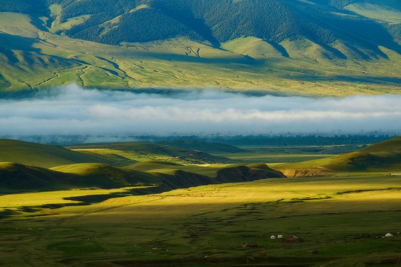 киргизия, кыргызстан, азия, горы, луг, скалы, пейзаж, лето, ущелье, джайлоо, пастбище, юрта, кочевник, туман, утро, рассвет Сказочная долинаphoto preview
