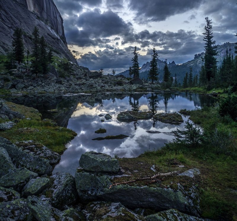 горы, сибирь, саяны, западный саян, озеро, таёжный глаз, отражение, сумерки, ергаки, природный парк, ник васильев, красота, туризм, путешествие, поход, приключение Сумеркиphoto preview
