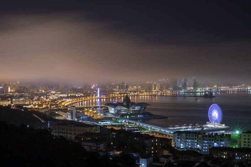 баку азербайджан город пейзаж ночь море бухта огни Ночной Баку примеряет на себя покрывало тумана .photo preview