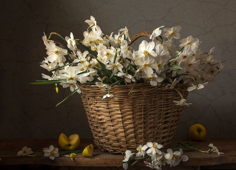 натюрморт с нарциссами,весна,букет,цветы,корзина,художественное фото,искусство. photo preview