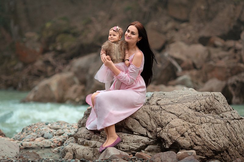 фотопрогулка, семейная фотосессия, мама, дочка, детская фотосессия, детский фотограф, фотосессия, счастье, малышка, годовасие, горная речка, красота, радость, детское фото, дети на фото, маленькие дети, девочка, мама, семья, семейное фото, весна, улыбки,  photo preview