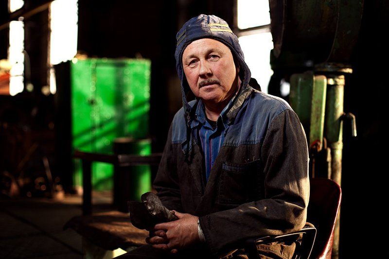 Штамповщик на заводеphoto preview