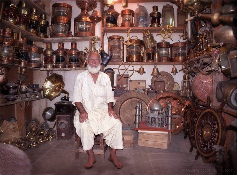 Лавка волшебных ламп Cтарика Хоттабыча. Пакистан. Порт / Magic lanterns Aladdin\'s store. Pakistanphoto preview