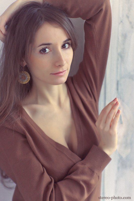 девушка, портрет у окнаphoto preview