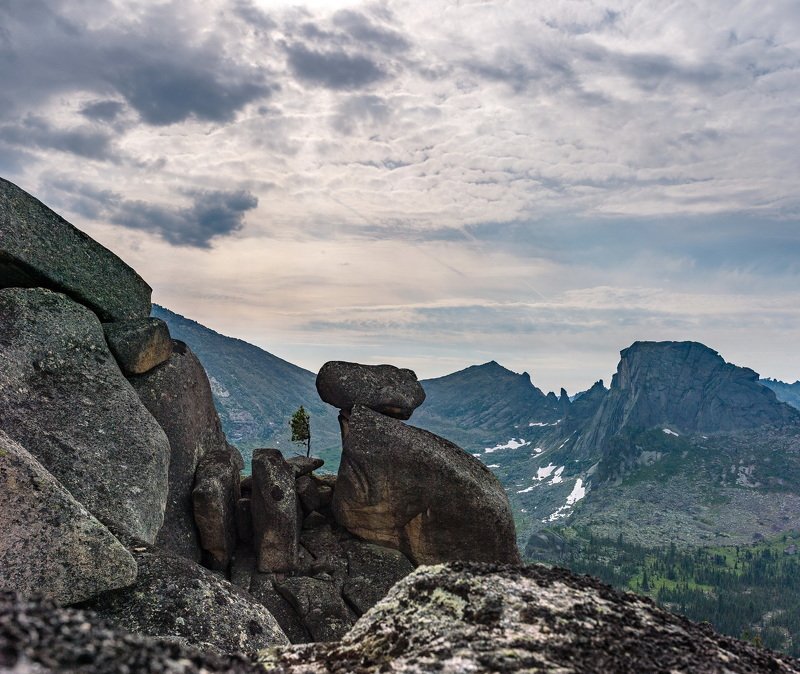 горы, сибирь, саяны, западный саян, ергаки, каменный замок, утро, скала, кедр, тайга, ник васильев Утреннее видение.photo preview
