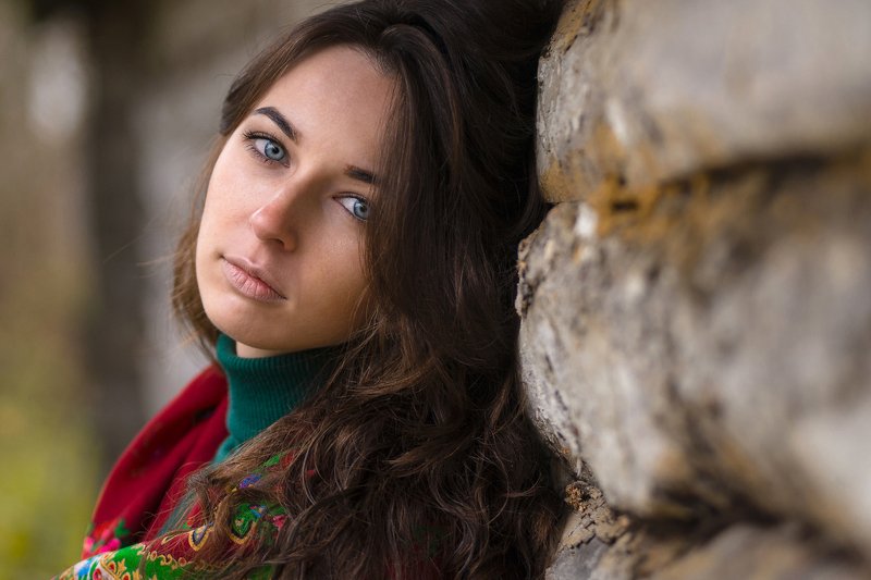 девушка взгляд бревна дерево платок зеленый красный Мне снятся сны...photo preview
