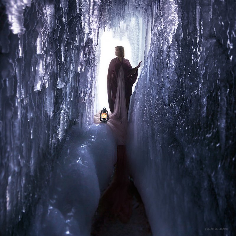 путешествие,лед,остров_ольхон,островольхон,ольхон,байкал,зима,весна,каникулы,отпуск,россия,сибирь Хозяйка ледяной пещерыphoto preview